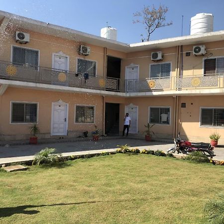 Hotel Islamabad Crown Равалпинди Екстериор снимка