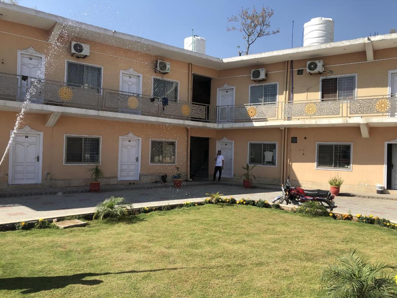 Hotel Islamabad Crown Равалпинди Екстериор снимка